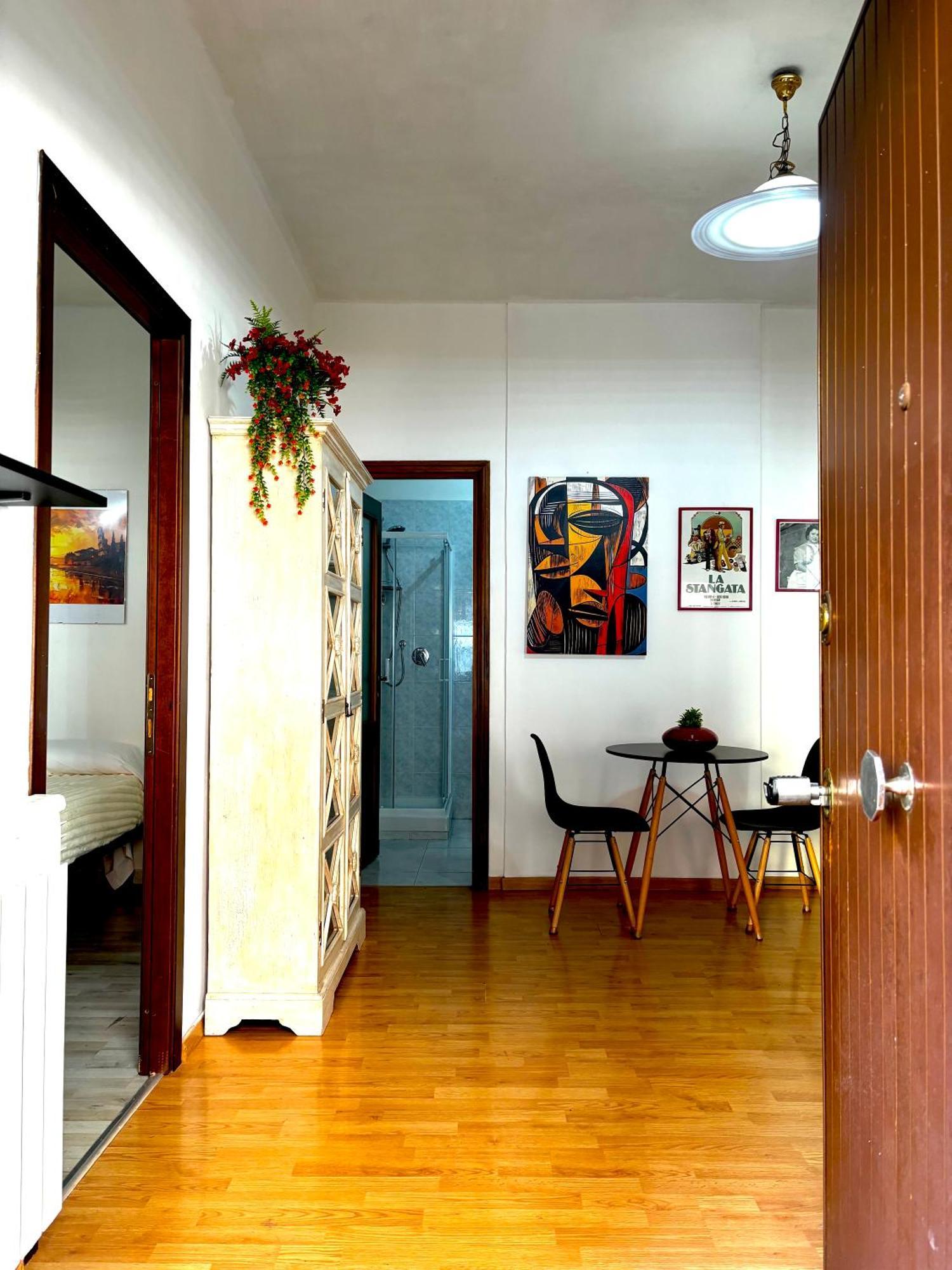 Gecko, Cozy At 5min From Metro, Bus, Tram Apartment *
